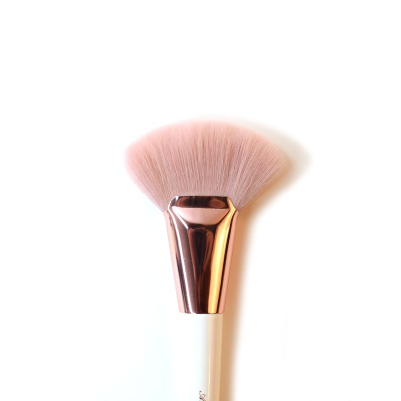 Amor Us Luxe Basics -209 Jumbo Fan Brush
