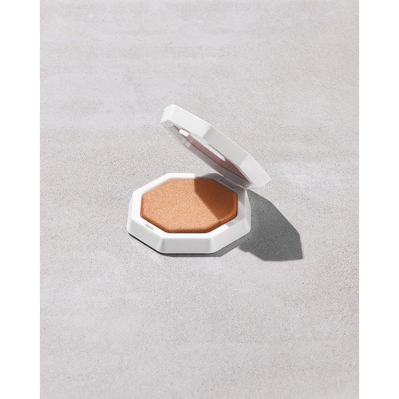 Demi’glow Light-Diffusing Highlighter  Trophies in Truffle Trophies in Truffle