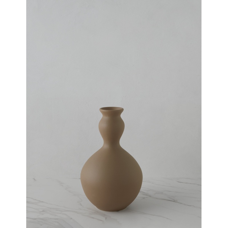 Elias Vase Brown